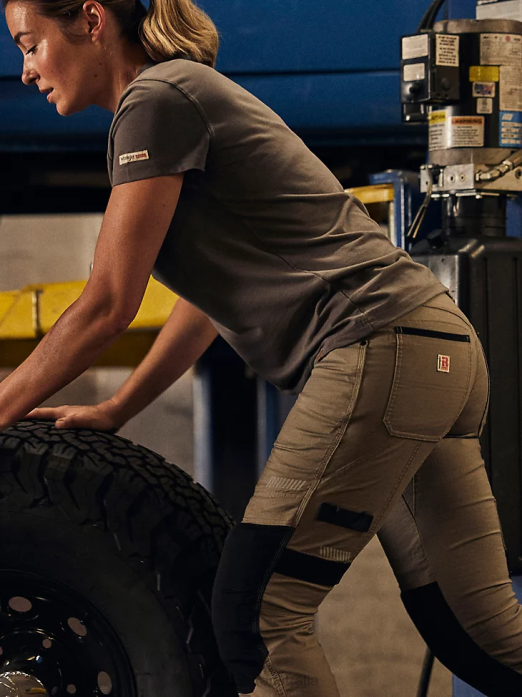 RIGGS Workwear Short Sleeve Performance T-Shirt Women Wrangler RHXV877 Clothing Charcoal (3WF70CH)